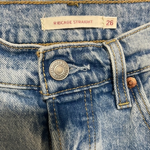 Levi’s Ribcage Straight Buttonfly Leg Jeans. Like new. Size 26. - Picture 3 of 4